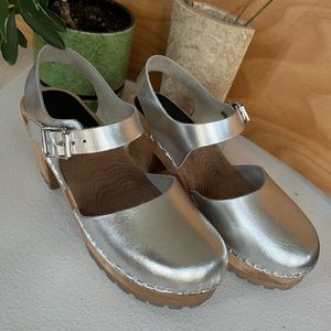 MIA Swedish metallic clogs